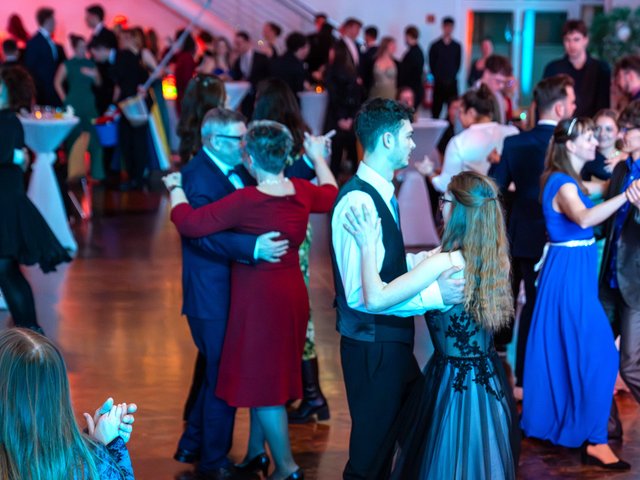 Tanzpaare beim Schneeflockenball 2024.