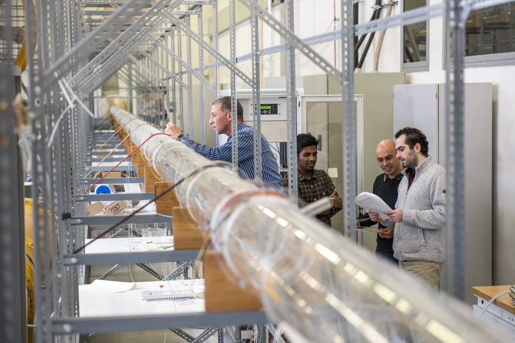 Wissenschaftlicher Nachwuchs Menschen arbeiten in einer experimentellen Anlage