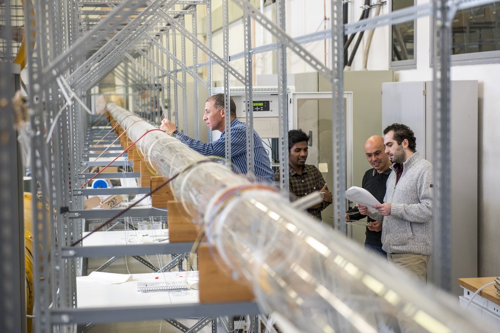 Wissenschaftlicher Nachwuchs Menschen arbeiten in einer experimentellen Anlage