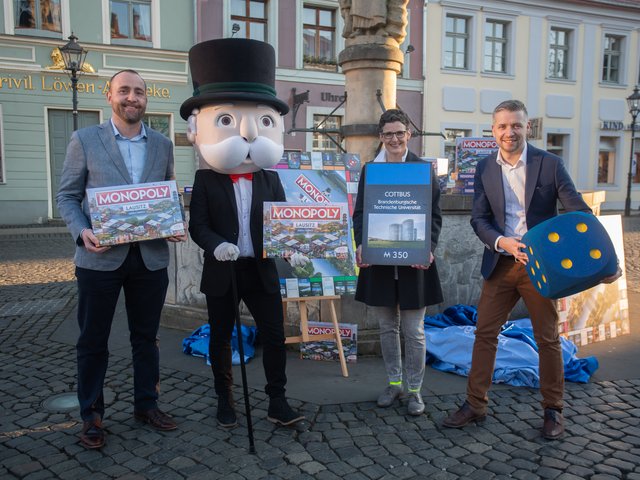 Game presentation in front of the Cottbus city fountain