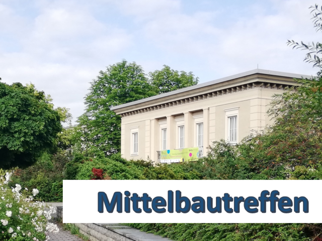 Das Foto zeigt die Bibliothek von Senftenberg und trägt den Schriftzug (Blau) Mittelbautreffen.