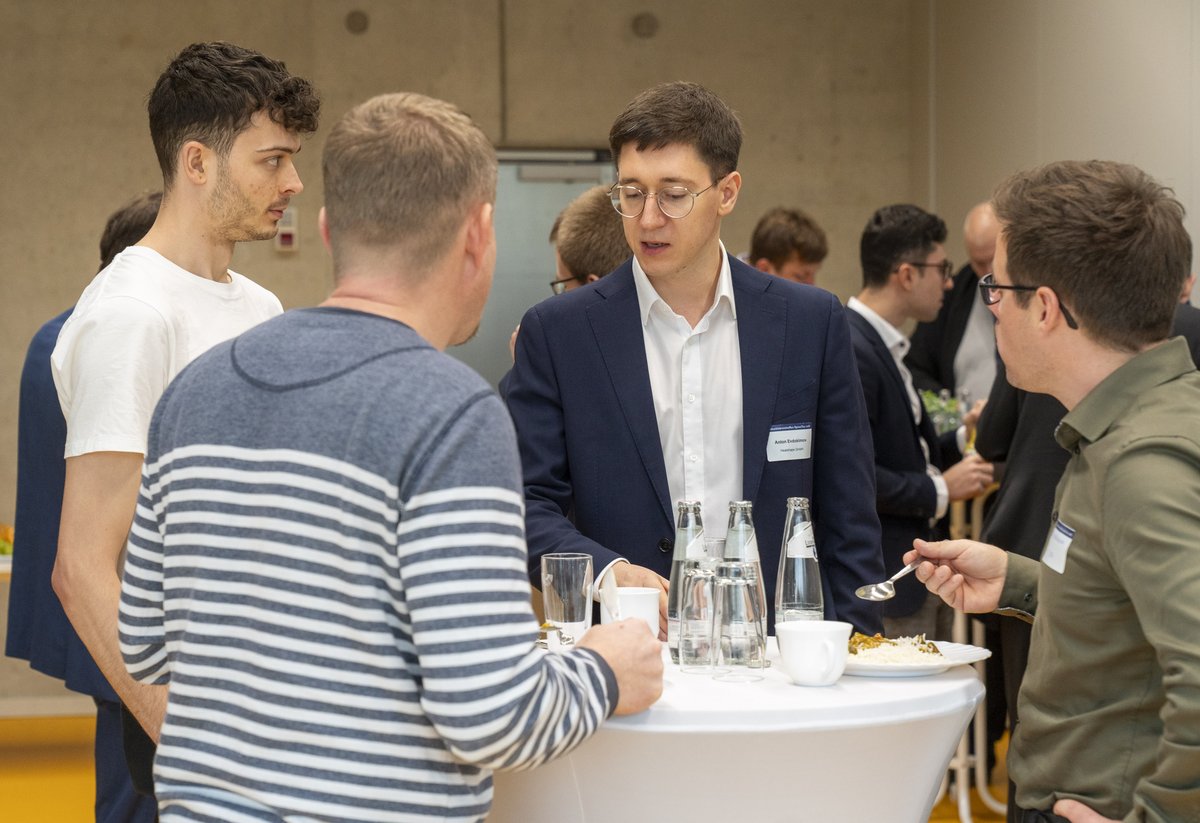 Teilnehmer tauschen sich über die Themen während einer Kaffeepause aus