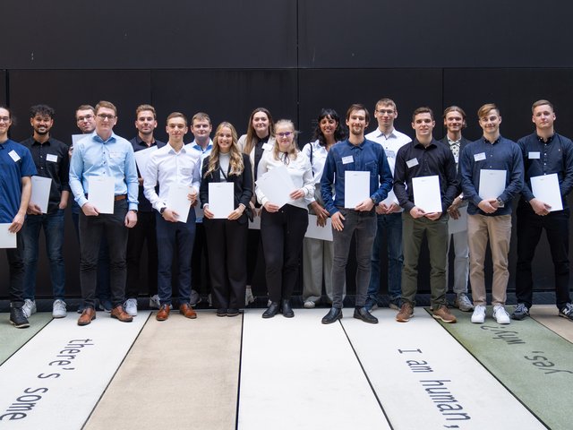 Gruppenbild im Innenhof VG1C