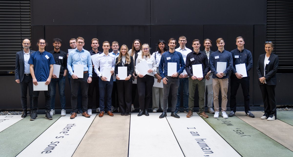 Gruppenbild im Innenhof VG1C