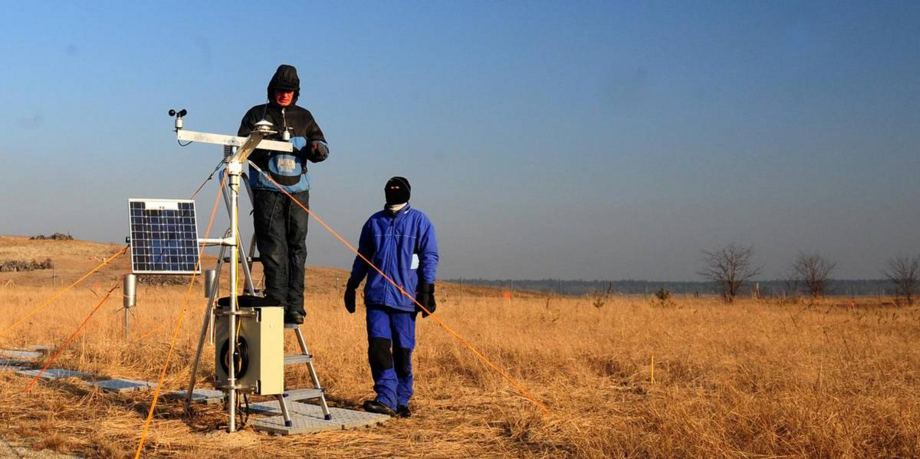 Messarbeiten auf einer Wiese für den BTU Studiengang Landnutzung und Wasserbewirtschaftung