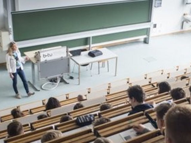 Studierende im Hörsaal.