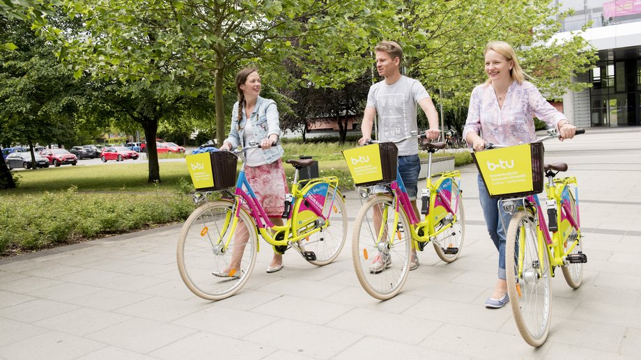 Studierende auf Fahrrädern an der BTU