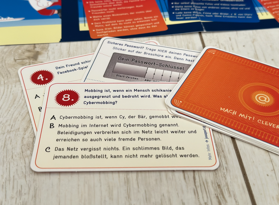Das Foto zeigt Spielkarten des Brettspiels "Romero und Julie".