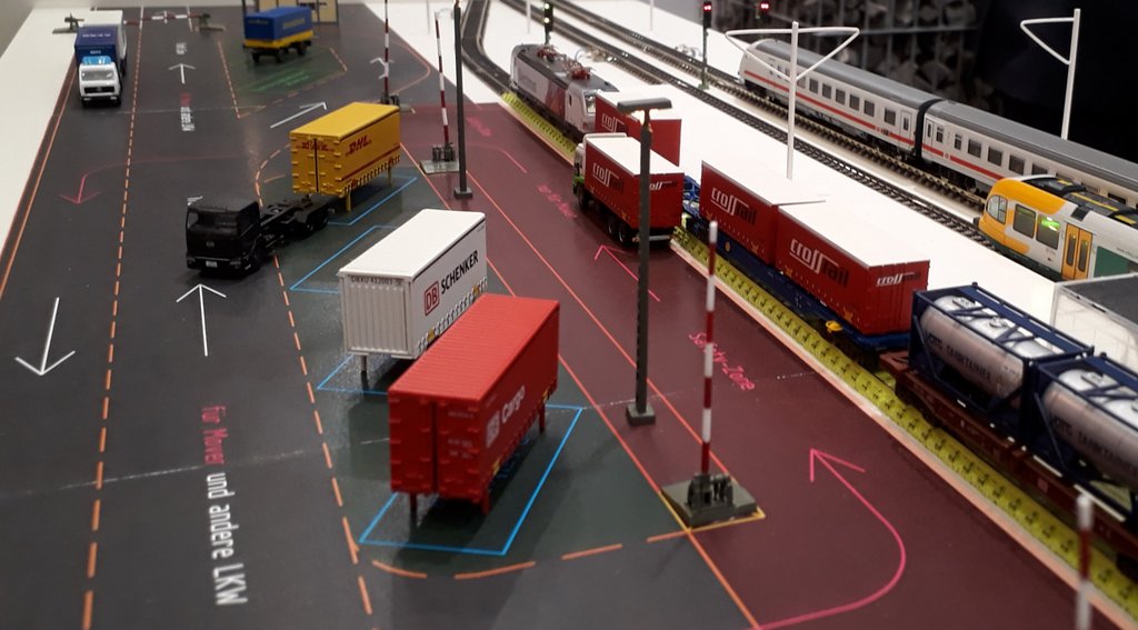 In einem Modell werden Güter zwischen LKW und Zug verladen.