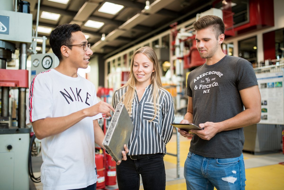 Eine Studentin und ein Student begutachten im Labor ein Werkstück. Foto: BTU, Sebastian Rau 