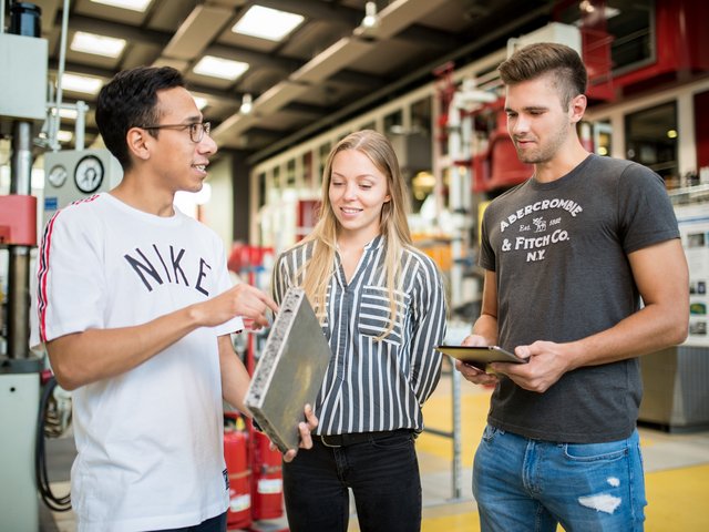 Eine Studentin und ein Student begutachten im Labor ein Werkstück. Foto: BTU, Sebastian Rau 