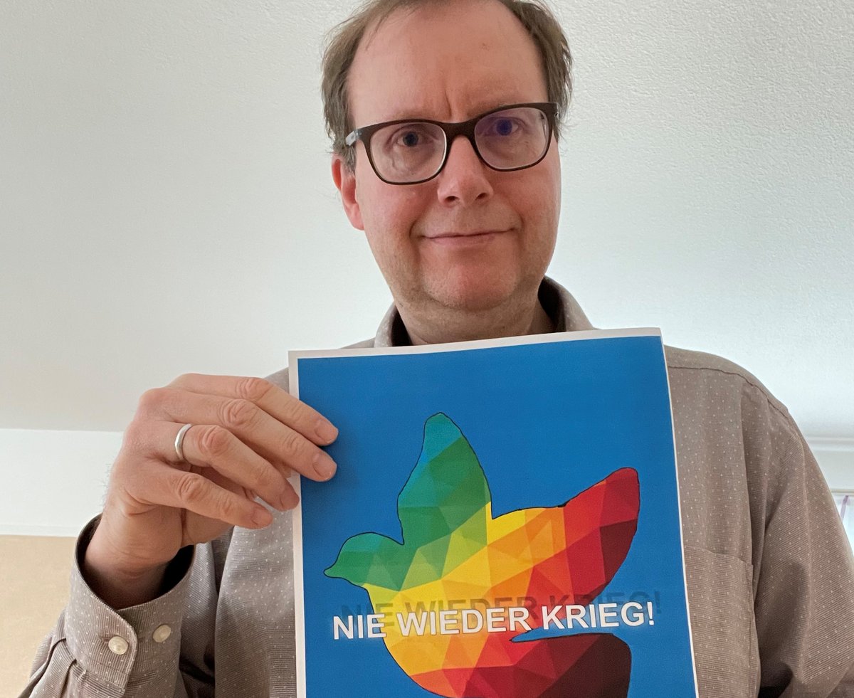 BTU-Vizepräsident Prof. Michael Hübner mit dem Plakat in der Hand