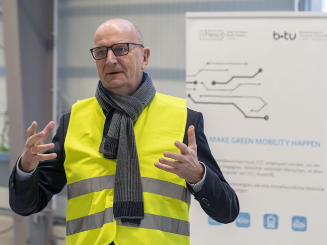 Ministerpräsident Dr. Dietmar Woidke besuchte einige Strukturwandelprojekte in der Lausitz, darunter auch drei Projekte der BTU. Foto: BTU/Ralf Schuster