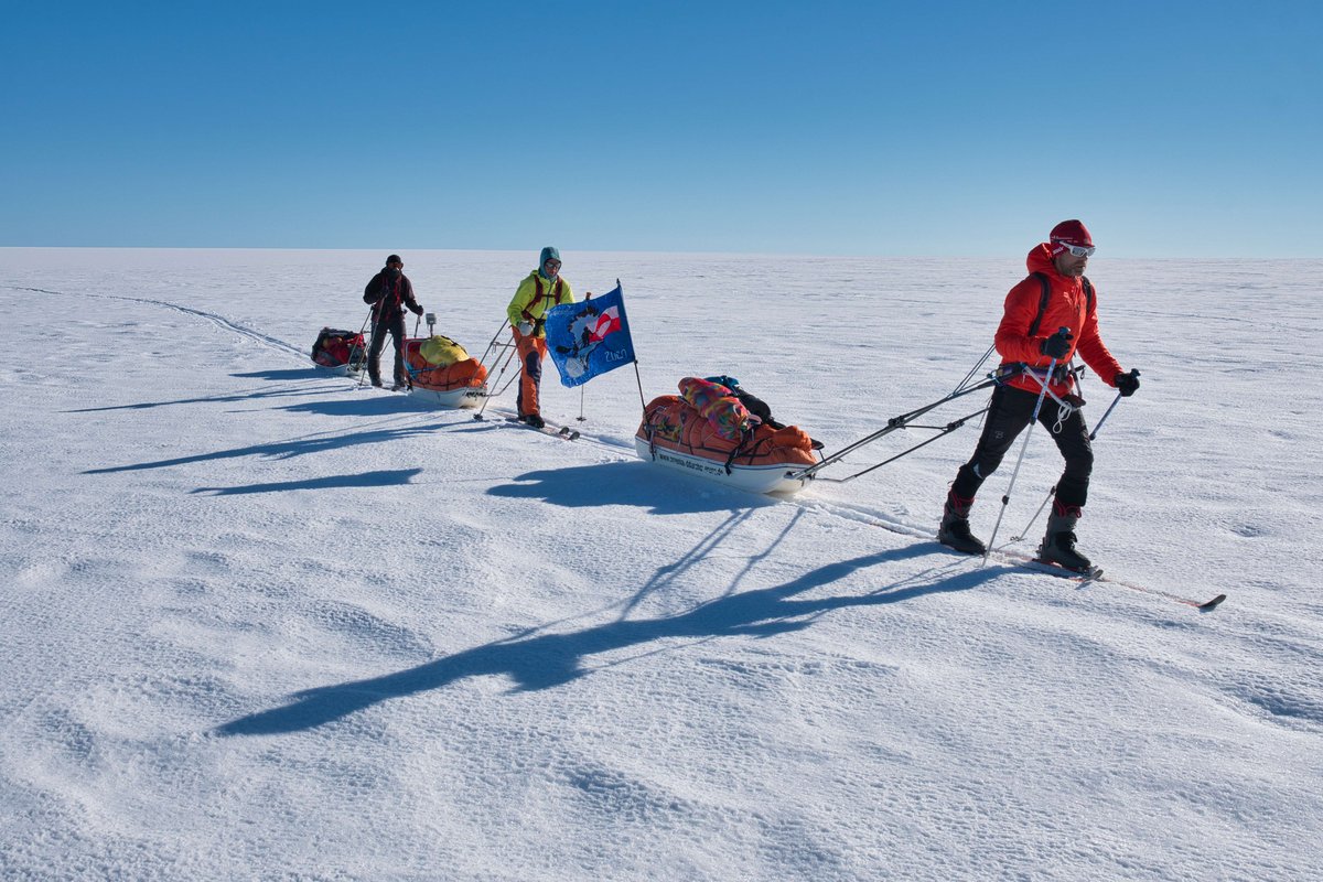 Expeditionsteilnehmer auf der Wanderung durch den Schnee in Grönland