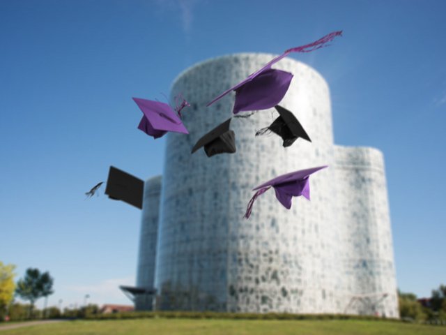 Fliegende Doktorhüte vorm IKMZ