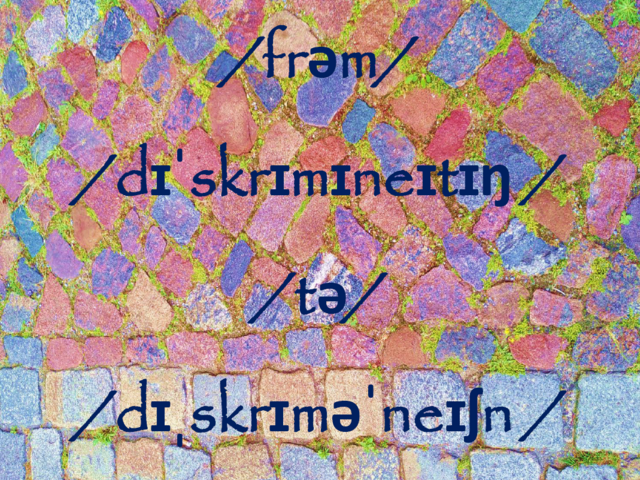 Buntes Kopfsteinpflaster mit den Worten From Discriminating to Discrimination in Lautschrift