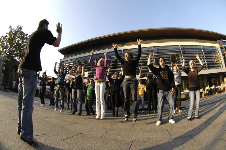 The first-year students at the OTIWO Info Week The first-year students dance at a flash mob in the Cottbus city centre