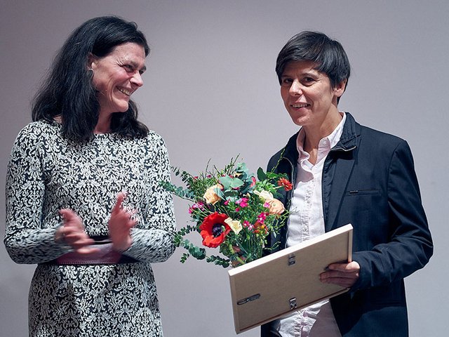 BTU-Professorin Heike Radvan bei der Preisverleihung mit der Rektorin der Alice Salomon Hochschule Bettina Völter