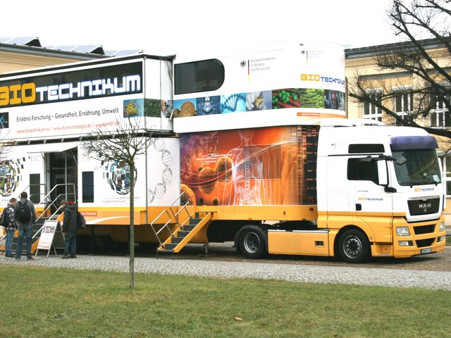 Der doppelstöckige Forschungstruck BIOTechnikum
