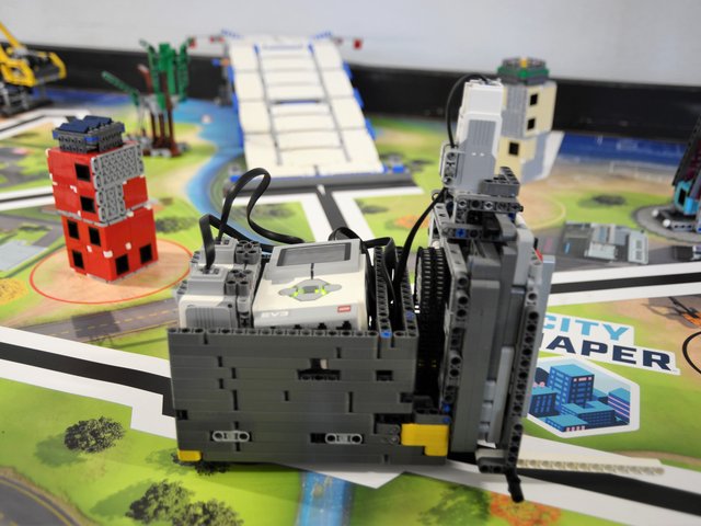 Der Lego-Roboter des BTU-Teams "Robofüchse" steht auf dem aktuellen Spielfeld der FIRST® LEGO® League.