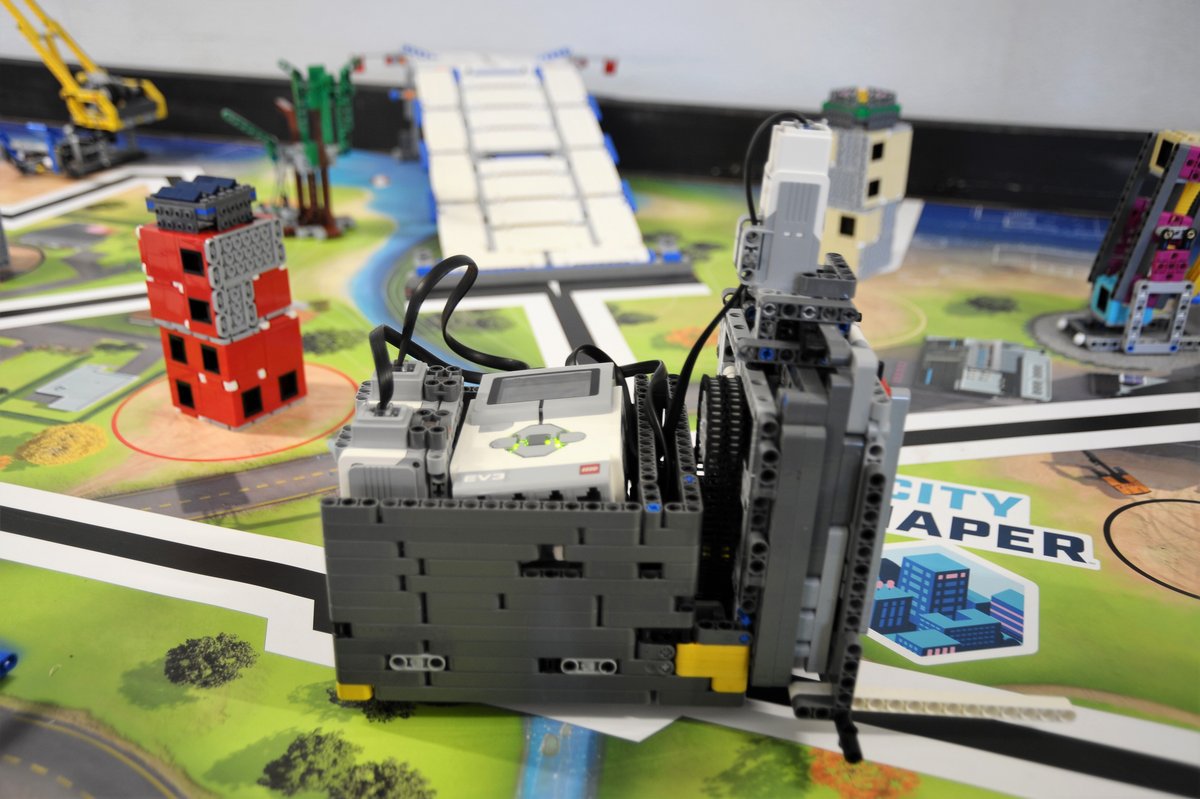Der Lego-Roboter des BTU-Teams "Robofüchse" steht auf dem aktuellen Spielfeld der FIRST® LEGO® League.