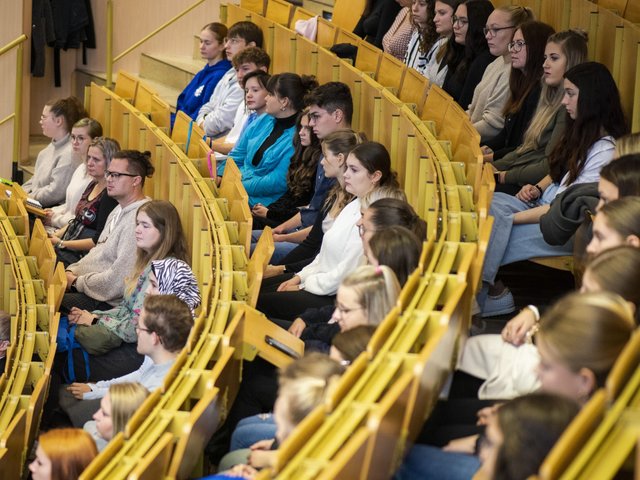Students of the BTU's teacher training program sit in the lecture theatre.