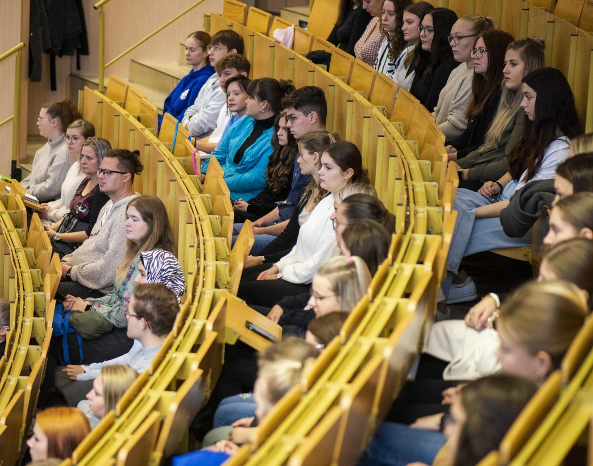 Students of the BTU's teacher training program sit in the lecture theatre.