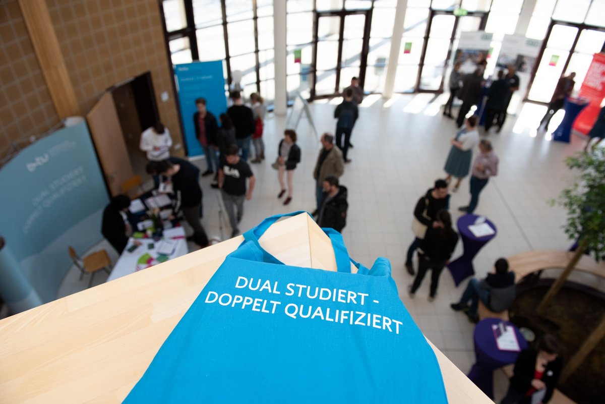 Blick in der Foyer des Konrad-Zuse-Medienzentrums mit Teilnehmenden der Veranstaltung