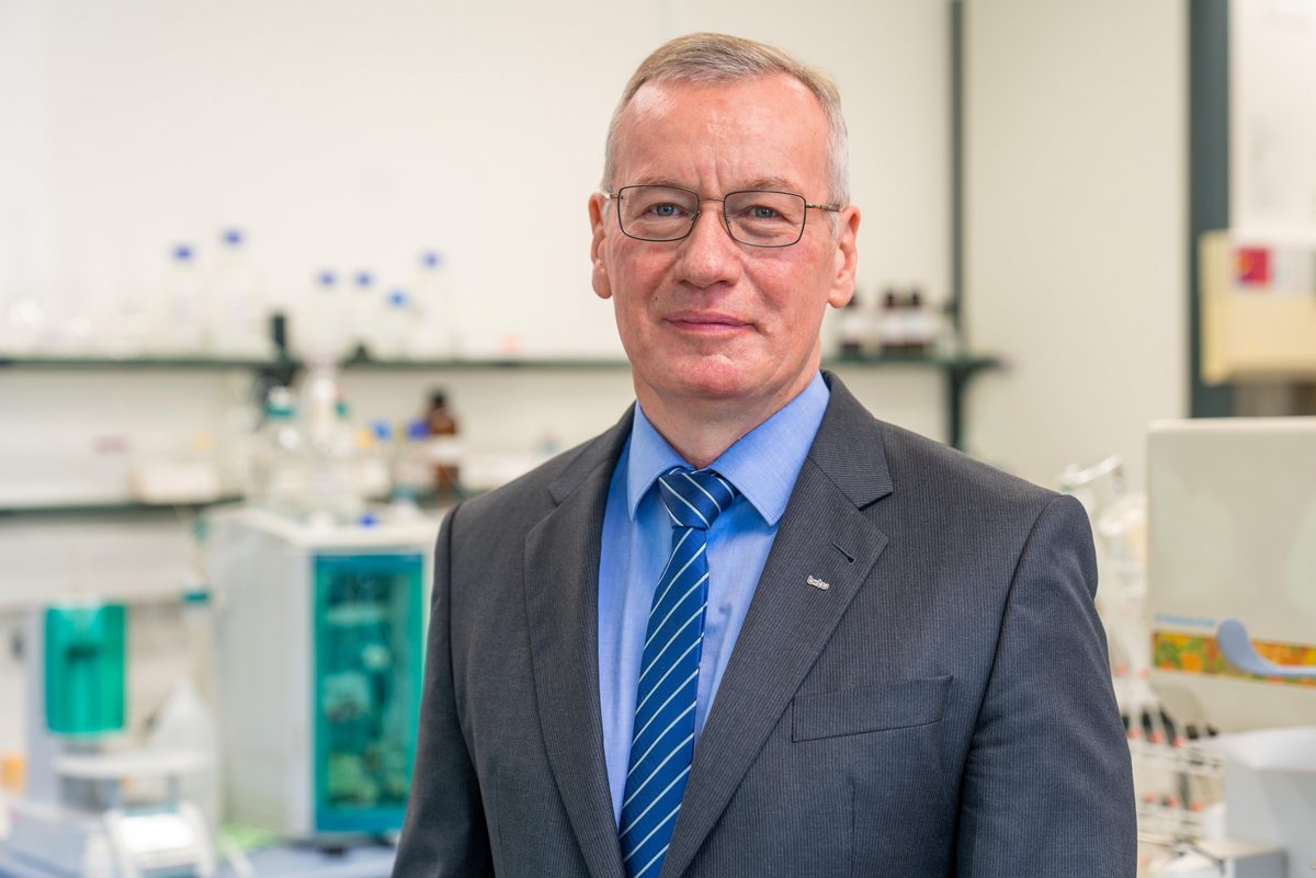 Porträtfoto von Prof. Dr. Jörg Acker.