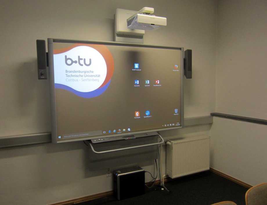 Arbeitsraum mit Smartboard am Standort Senftenberg