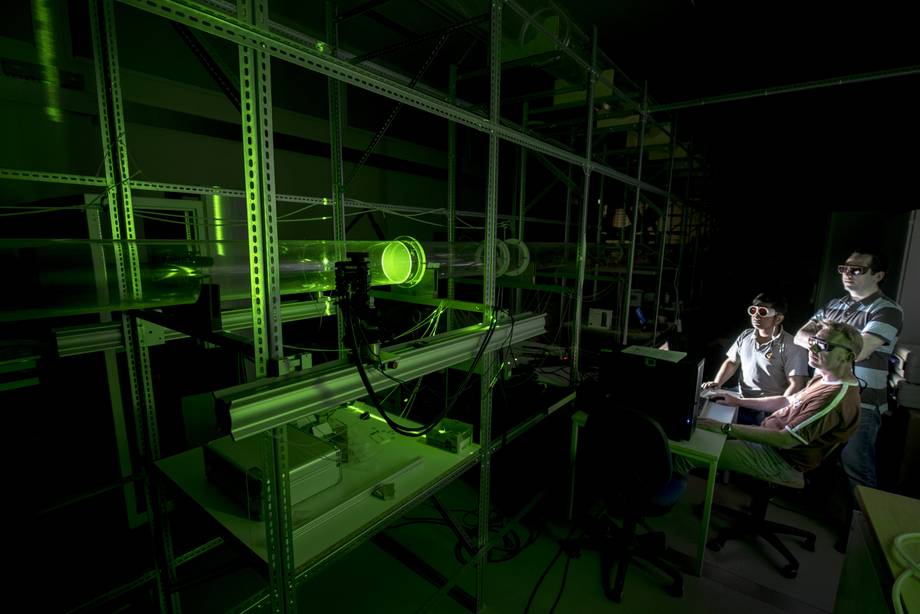 Wissenschaftlicher Nachwuchs Menschen arbeiten an einer Lasersimulation