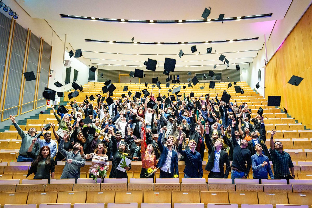 Wurf der Graduiertenhüte.