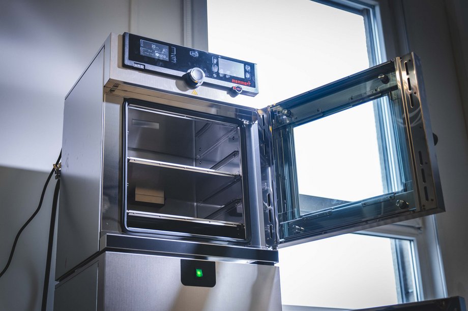 Foto des Vakuumtrockenschranks Memmert VO49 unseres Fachgebiets