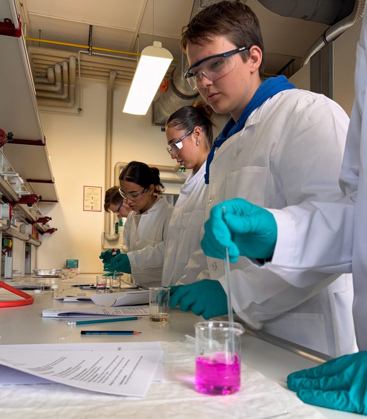 CLFL Schülerlabor "Kunststoffe erleben" - Schüler experimentieren in den Laboren des Fachgebiets Polymerbasierter Leichtbau