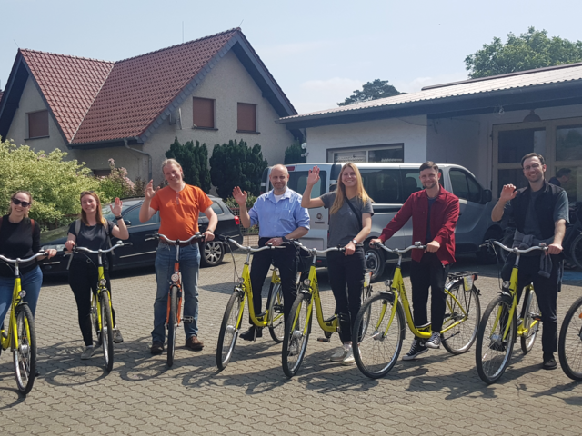 Das Projektteam gemeinsam mit der Gemeinde vor Ort in Burg