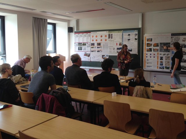 Studierende bei der Zwischenpräsentation 