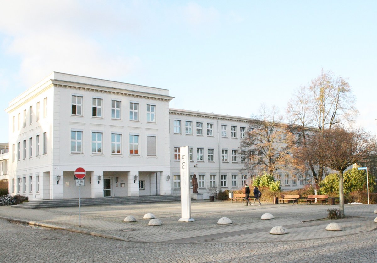 Blick auf den Universitätsplatz am Campus Senftenberg.