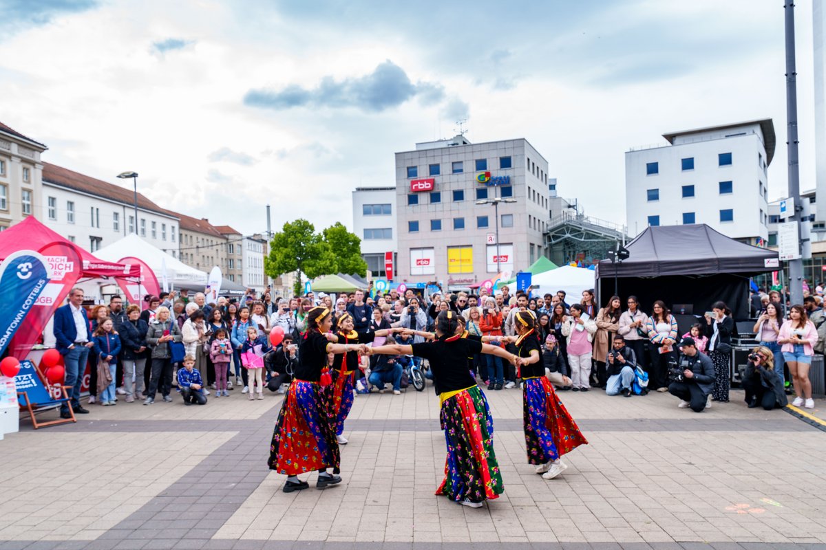 An international dance group at KLĔB A SOL 2025