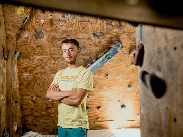 Portraitfoto von Kletterer Martin Henning im Boulderraum der BTU