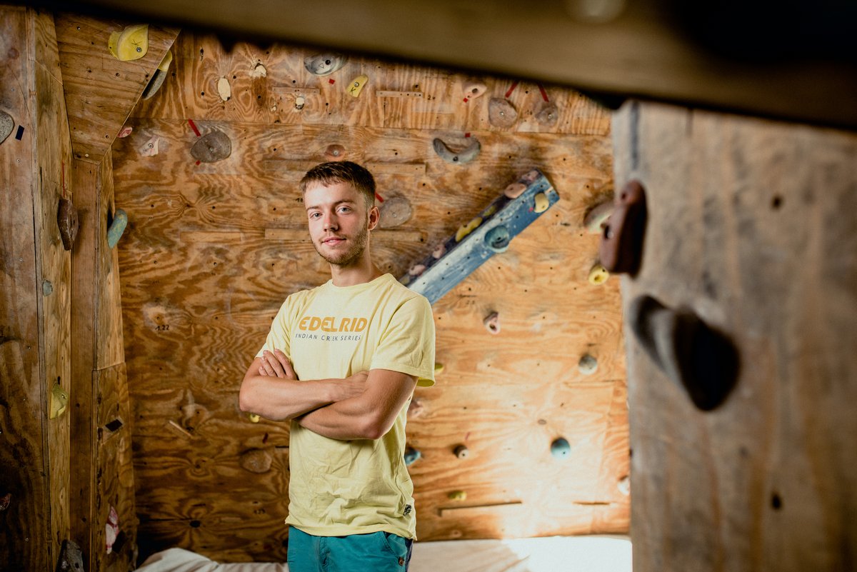 Portraitfoto von Kletterer Martin Henning im Boulderraum der BTU
