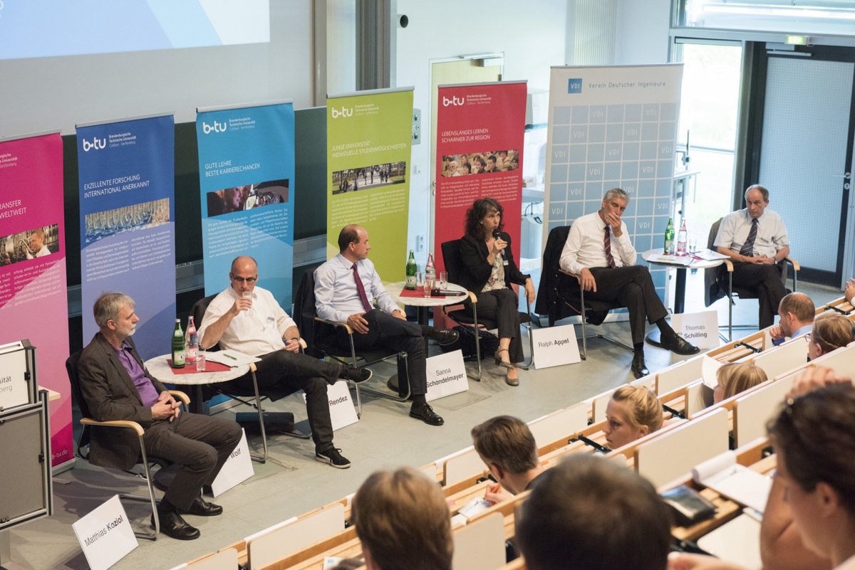 Podiumsdiskussion im Rahmen des Doktorandentages - Präsidium und Teilnehmende.
