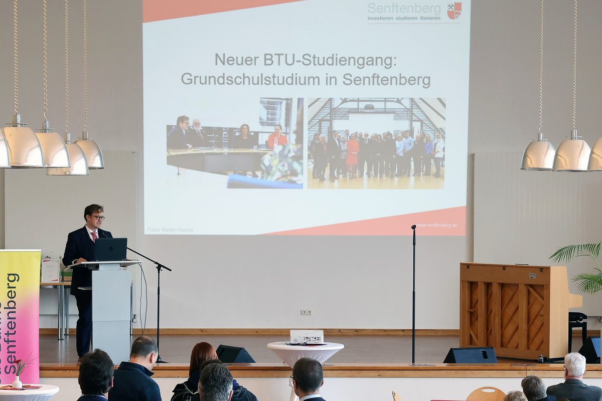 The mayor of Senftenberg Andreas Pfeiffer at the lectern during his speech. Photo: Steffen Rasche