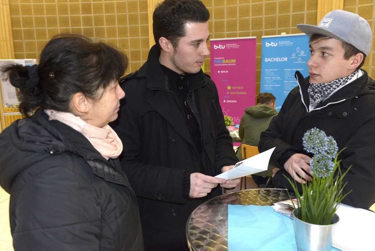 Weitere Impressionen vom Studieninformationstag "Einblicke" 2019: Studieninteressierte in Beratungssituationen im Foyer des Konrad-Zuse-Medienzentrums und in Laboren.