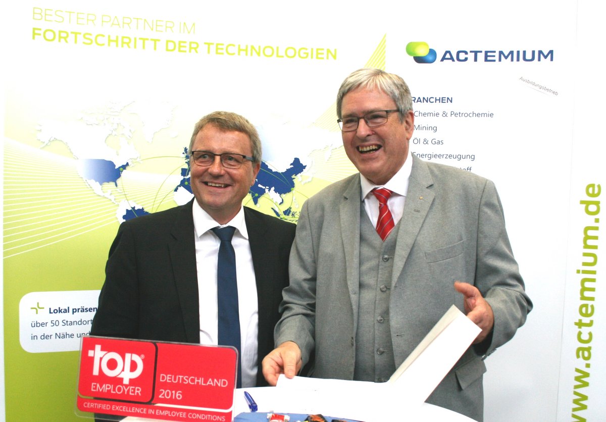 Der Präsident der BTU Cottbus-Senftenberg, Prof. Dr.-Ing Jörg Steinbach (re.), und der  Geschäftsführer der BEA Actemium GmbH, Bernd Loose, mit dem Vertrag zum dualen Studium.