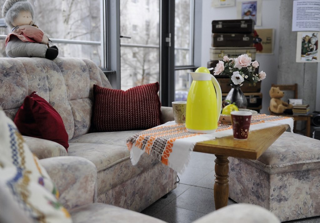 Pflege Sitzecke mit grauem Sofa