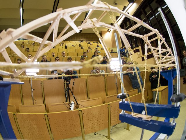 A bridge model on the test bench.