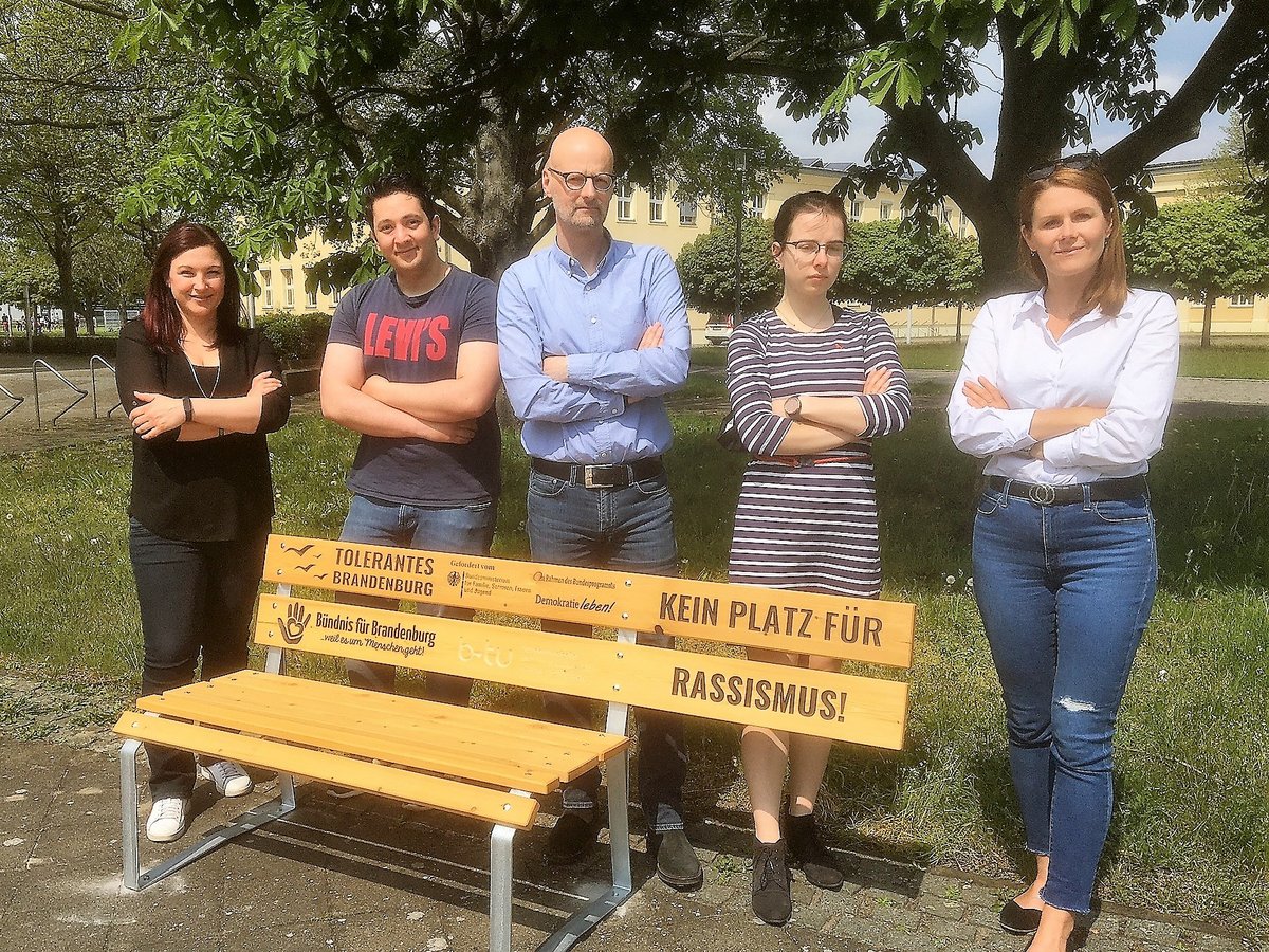 Der Vizepräsident mit Mitarbeitenden am Campus Senftenberg.