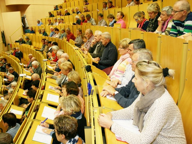 Teilnehmer der Seniorenakademie im Hörsaal sitzend.