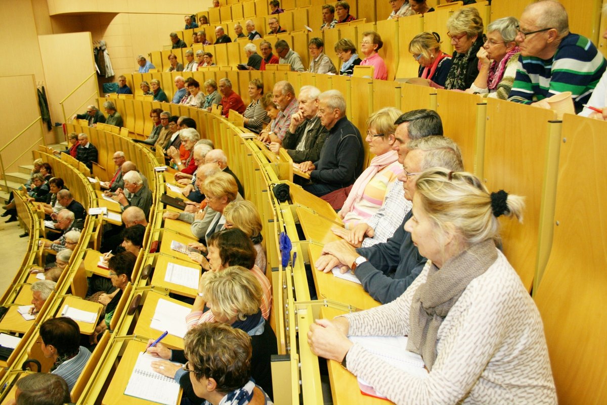 Teilnehmer der Seniorenakademie im Hörsaal sitzend.