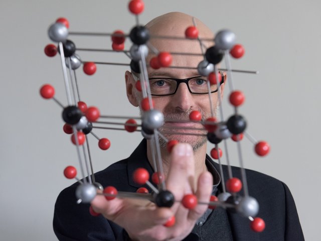 Prof. Schmidt zeigt das Modell eines Kristalls 